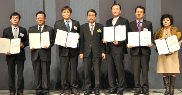 김진형 경기중기청장(가운데)이 네오비젼 김경화 대표(우측에서 세번째)를 비롯한 수상자들과 함께 기념촬영을 가졌다.