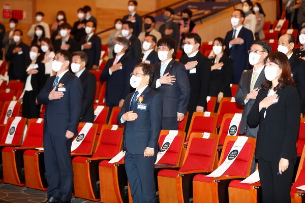 ▲ 국민의례를 하는 기념식 참석자들(출처=보건복지부 홈페이지)