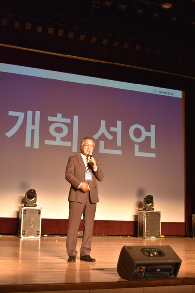 다비치안경체인 김흥수 대표가 개회선언을 하고 있다.