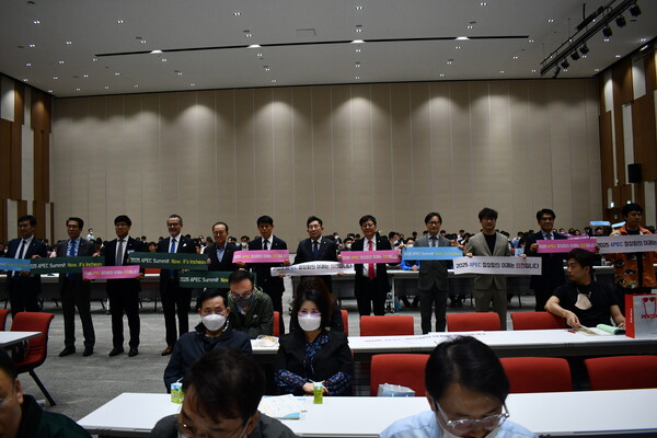 대안협과 시도지부 임원들이 인천시 안경사들과 함께 업권수호를 위한 결의를 다지고 있다.
