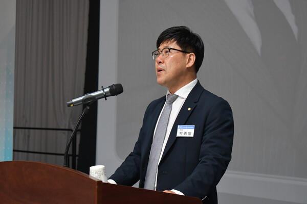 박종달 회장이 개강사를 하고 있다.