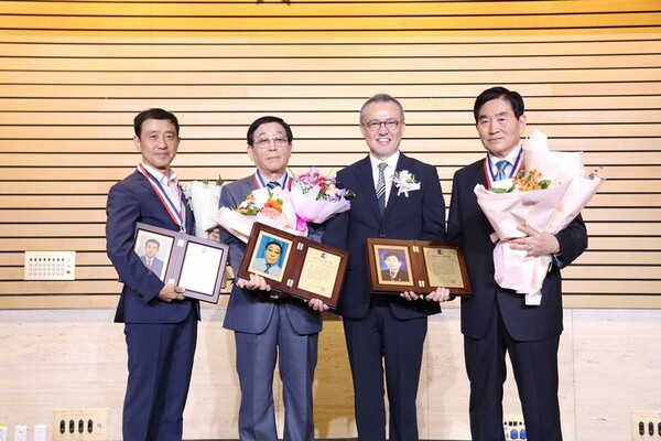 ▲ 자랑스러운 안경사 대상 수상자들과 김종석 협회장