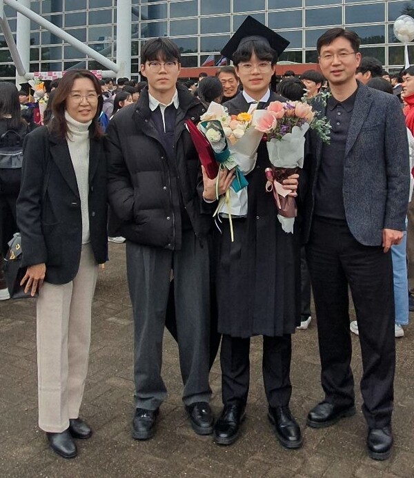        ▲ 가족사진(오른쪽 첫번째가 부산시안경사회 배경직 대외협력부회장, 두번째가 아들 배지용 씨