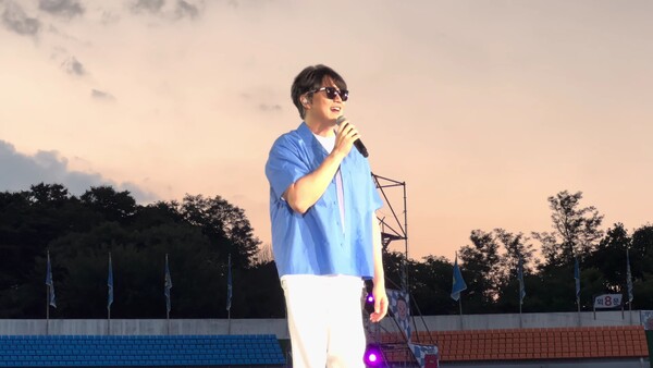 쏘럭스 GINO 선글라스를 착용한 성시경. /사진 제공 : 쏘럭스