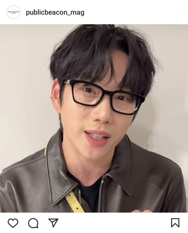 퍼블릭 비컨의 안경테를 착용한 10cm 권정열. /사진 출처 : 퍼블릭비컨 매거진 인스타그램