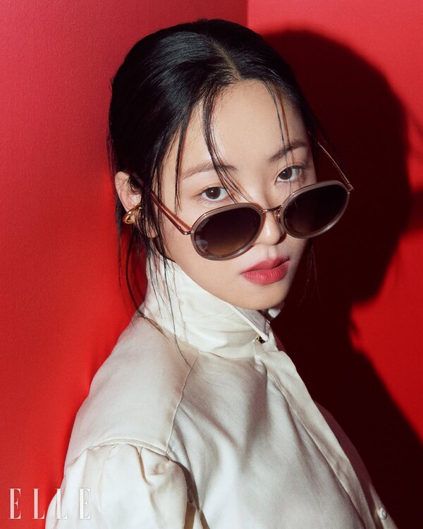 4. 미니멀한 라운드 쉐입과 고급스러운 메탈 템플이 특징, 부드러운 밀키 피치 브라운 컬러로 막스마라만의 느낌을 잘 살린 MM-0148-K