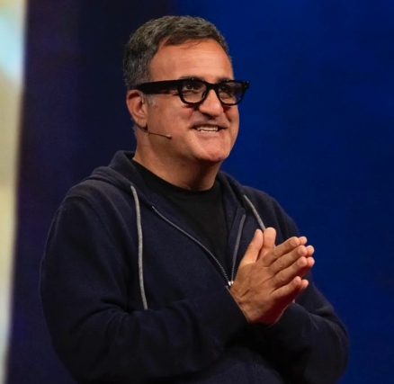 스마트 안경을 착용한 샤람 이자디(출처: https://www.axios.com)