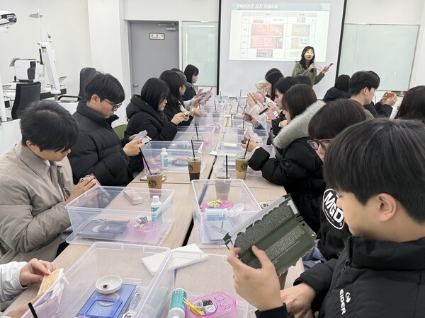 ▲대학생 콘택트렌즈 교육