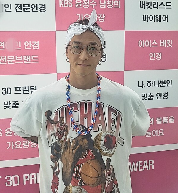 ▲‘버킷리스트 MENSA C1’을 착용한 공연예술가 팝핀현준 