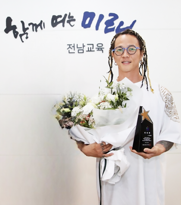 ▲최근 전남교육 명예대사로 위촉된 공연예술가 팝핀현준이 착용한 ‘몽키스패너 ORION3 C8’