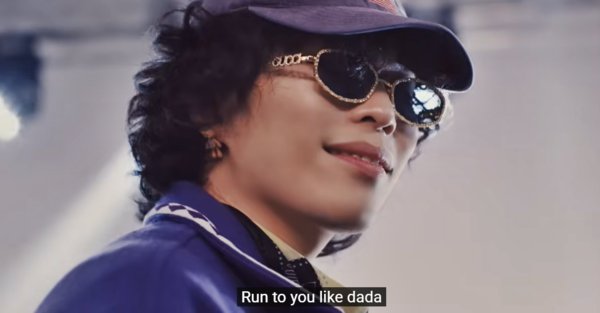 ▲‘구찌 GG1803S-001’을 착용한 남매 듀오 악뮤 찬혁(사진출처=쿠키런 유튜브 공식 채널)