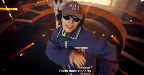 ▲‘구찌 GG1803S-001’을 착용한 남매 듀오 악뮤 찬혁(사진출처=쿠키런 유튜브 공식 채널)