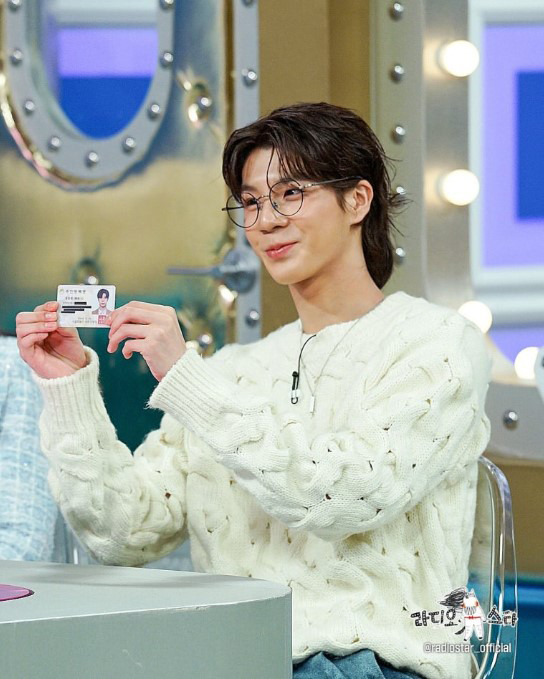 ▲‘테츠오 HANA C3’를 착용한 가수 정동원(사진출처=MBC 라디오스타 905회 캡처)