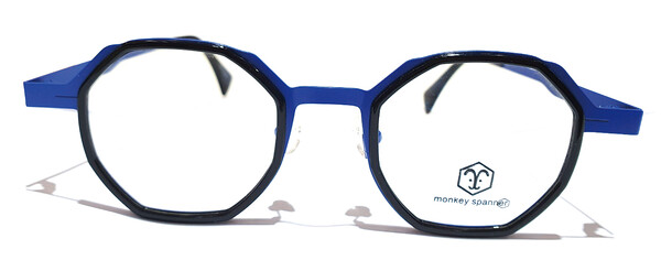 ▲공연예술가 팝핀현준 착용 ‘몽키스패너 ORION3 C8’  