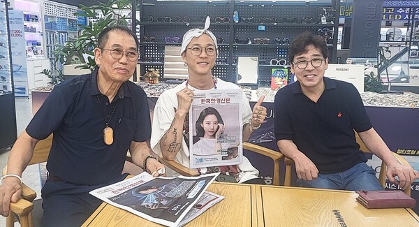 ▲버킷리스트아이웨어 본사를 방문해 박덕인 대표(사진 왼쪽)와 함께한 공연예술가 팝핀현준(가운데)과 가수 조관우(사진 오른쪽) 