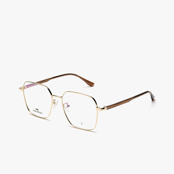 ▲가수 겸 배우 피오가 착용한 '룩옵티컬  LC5946 880 54’ 