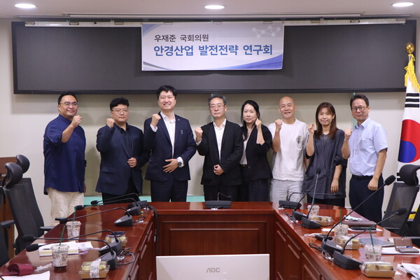 산업부에서 주무과장인 김재준 과장(엔지니어링디자인과)이 자리를 함께 한 3차 스터디는 그 어느 때보다도 열띤 토론이 이어졌다.